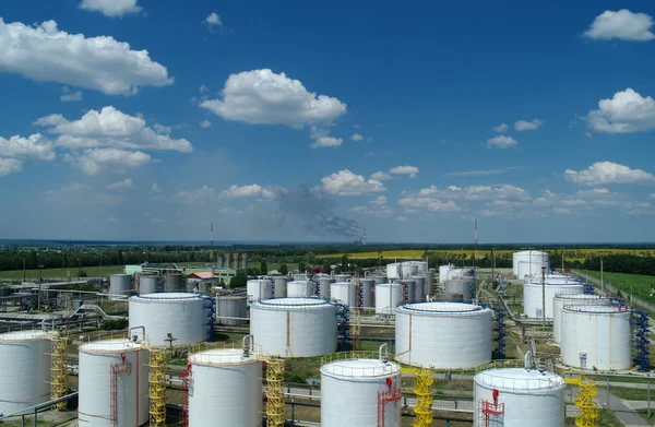 Grands réservoirs de pétrole industriels dans une base de raffinerie — Photo