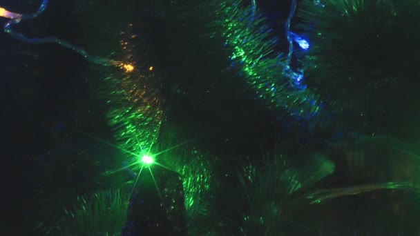 Vista de luces iluminando en un árbol de Navidad — Vídeo de stock