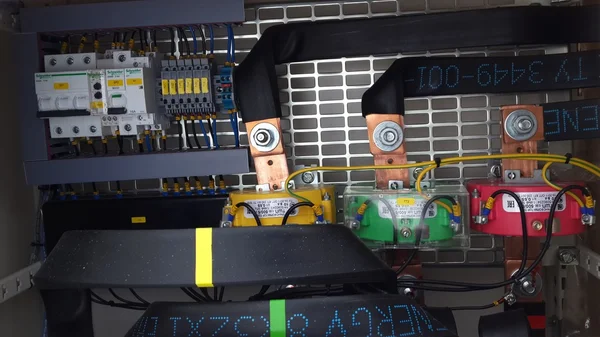 Devre kesiciler ve lastikler ile elektrik paneli