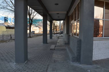 Bu resim eski bir banka atari salonunu gösteriyor.