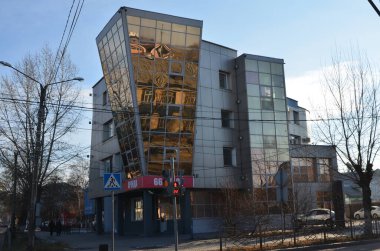 Bu resim eski bir banka binasını gösteriyor (köşe)