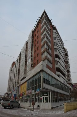 Bu resim keskin köşeli bir binayı gösterir (açı))