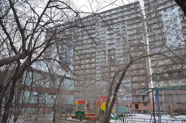 Esta Imagen Muestra Gran Edificio Con Patio Recreo Primer Plano — Foto de Stock