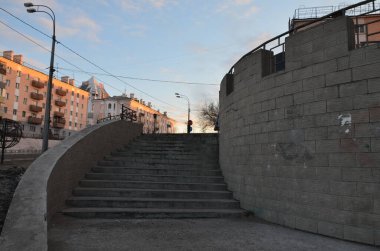 Bu resim yuvarlak merdivenleri gösteriyor.