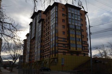 Bu resim çok katlı bir binayı gösteriyor.