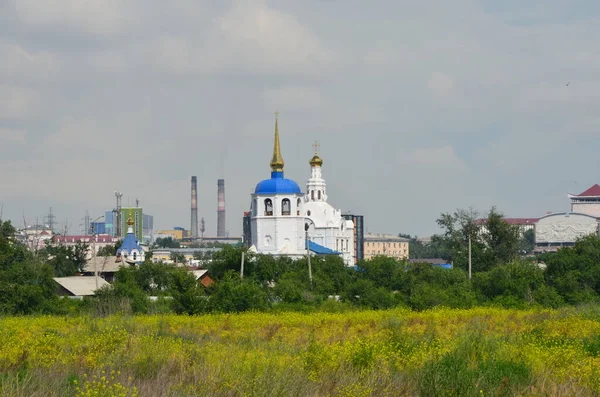 Esta Foto Muestra Una Iglesia Panorama Ciudad —  Fotos de Stock