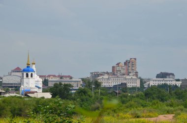 Bu resim binaları ve kilisesi olan bir manzara gösteriyor.)
