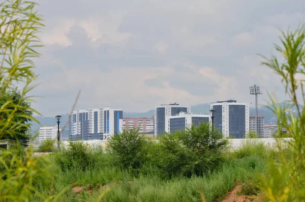 Tento Obrázek Ukazuje Panorama Města Budovami Lucernami Keři — Stock fotografie