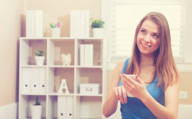 Cep telefonunu kullanan kadın mutlu uygun