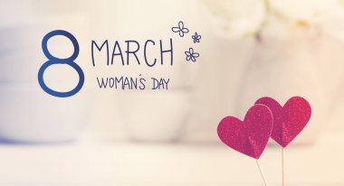 Küçük kırmızı kalpler ile WOMANS günü mesajı 