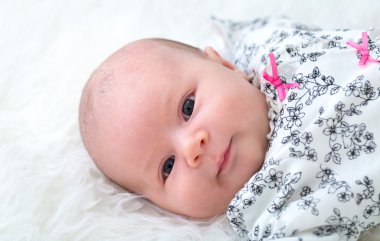 Yeni doğan bebek battaniyesi üzerinde döşeme