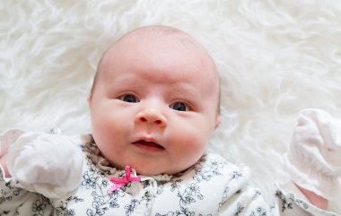 Yeni doğan bebek battaniyesi üzerinde döşeme