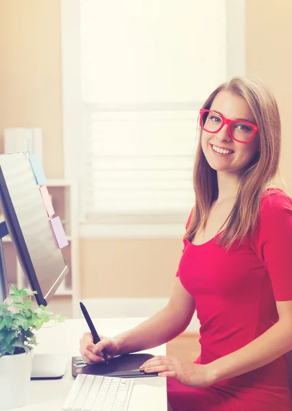 Szczęśliwa kobieta pracuje z tabliczka naciskowej — Zdjęcie stockowe