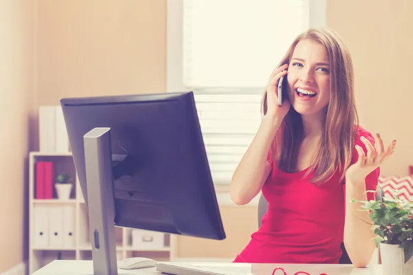 Mulher feliz falando em seu telefone inteligente — Fotografia de Stock