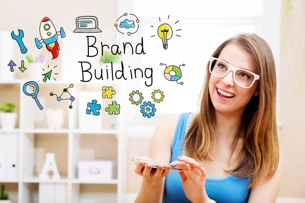 Brand Building Konzept mit junger Frau — Stockfoto
