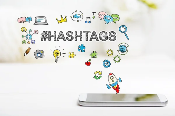 Conceito de hashtags com smartphone — Fotografia de Stock