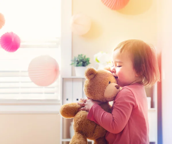 Peuter meisje spelen met haar teddybeer — Stockfoto