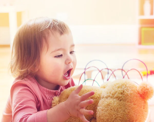 Toddler dziewczynka gra z jej pluszowego misia — Zdjęcie stockowe