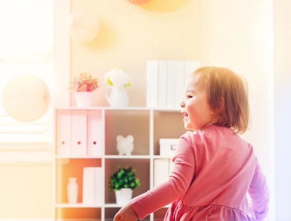 Menina criança feliz brincando com brinquedos — Fotografia de Stock