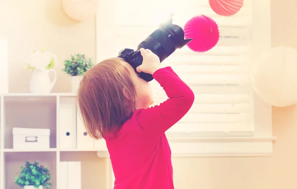 Ragazza bambino utilizzando con una fotocamera professionale — Foto Stock