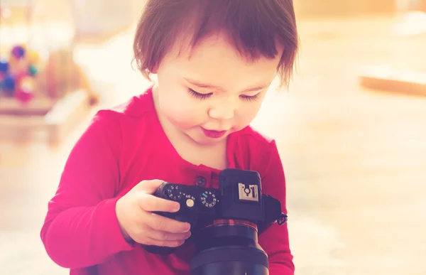 Batole dívka s profesionální kamerou — Stock fotografie