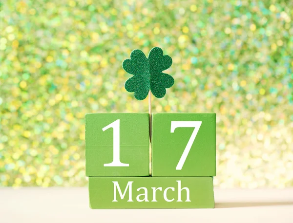 Αγίου Patricks ημέρα πράσινο τριφύλλι με το ημερολόγιο — Φωτογραφία Αρχείου