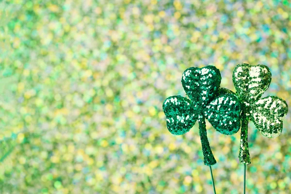 Saint Patricks Day glanzende groene klaverblaadjes — Stockfoto