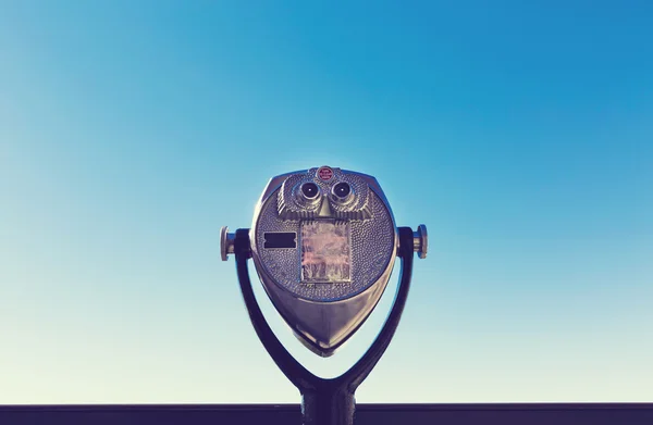 Visor operado con monedas contra el cielo azul —  Fotos de Stock