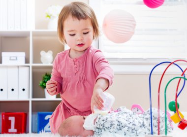 Mutlu kız bebek kardeşi besleme