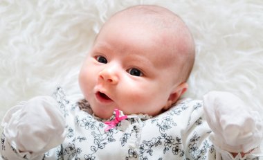 Yeni doğan bebek battaniyesi üzerinde döşeme