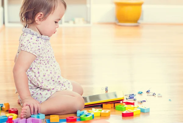 Kleuter meisje speelt met haar tablet-pc — Stockfoto