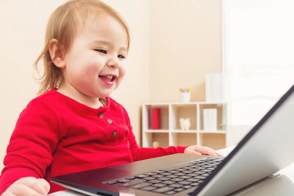 Glada barn girl på sin laptop — Stockfoto