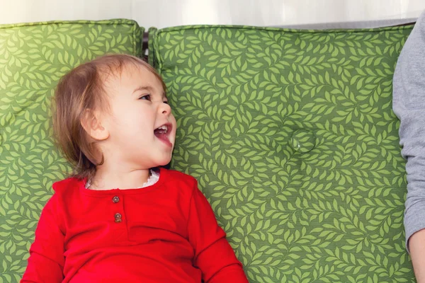 Menina criança feliz em um balanço — Fotografia de Stock