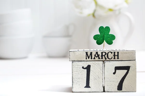 Saint Patricks Day gröna klöver med kalender — Stockfoto