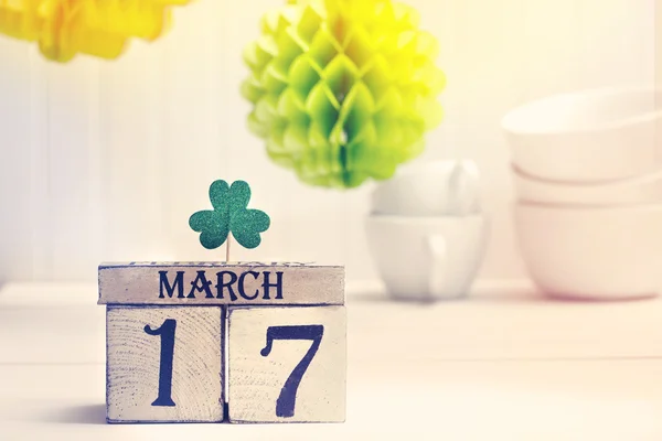 Saint Patricks Dia trevo verde com calendário — Fotografia de Stock