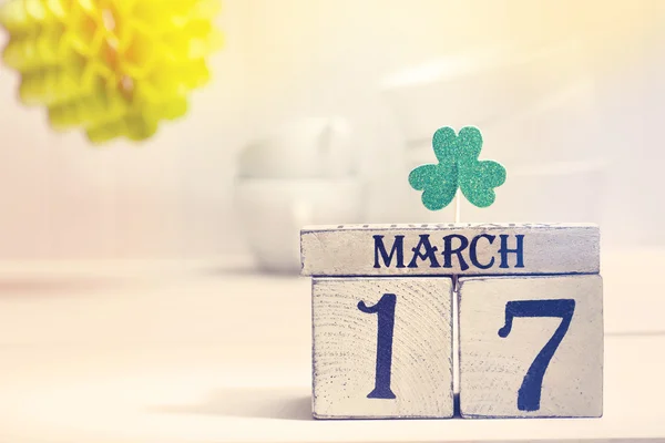 Сен Patricks день зелена конюшина з календарем — стокове фото