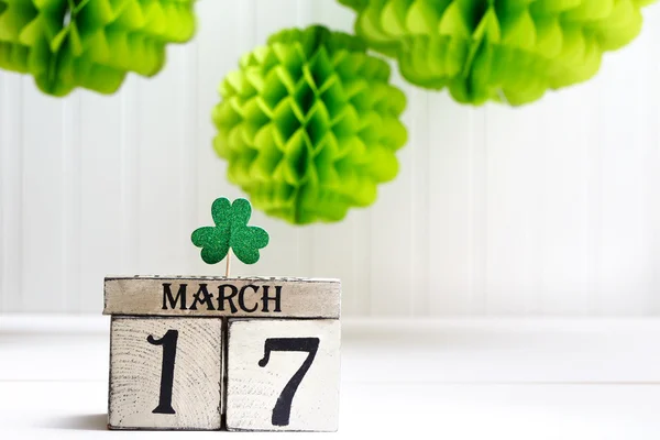 Saint Patricks Dia trevo verde com calendário — Fotografia de Stock