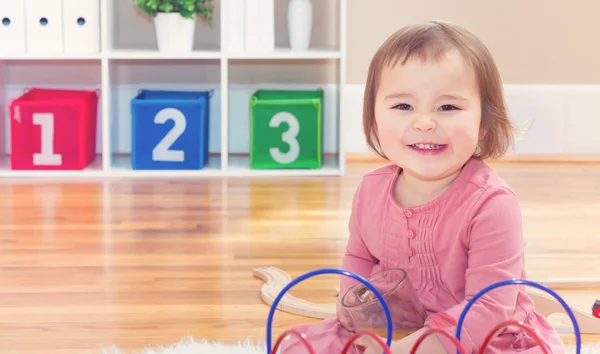 Щаслива дівчинка-малюк грає з іграшками — стокове фото