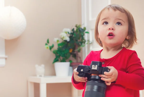 Batole dívka si hraje s kamerou — Stock fotografie