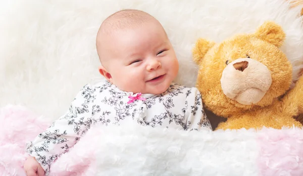 Bébé fille nouveau-né avec son ours en peluche — Photo