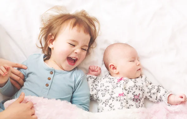 Niña jugando con su hermana recién nacida —  Fotos de Stock