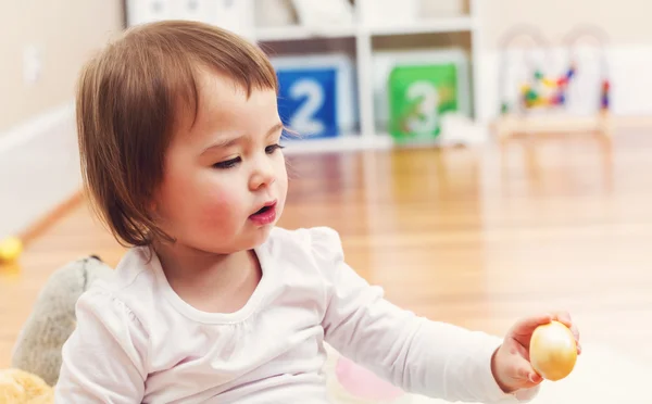 Toddler girl playing with Easter eggs — Stock Photo, Image