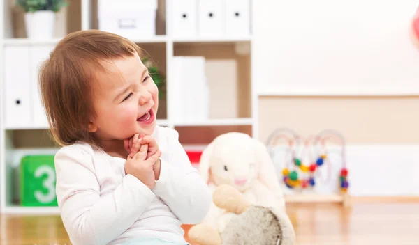 Gelukkig peuter meisje glimlachend in haar huis — Stockfoto