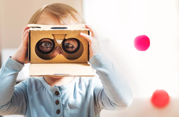 Criança usando um novo fone de ouvido de realidade virtual — Fotografia de Stock