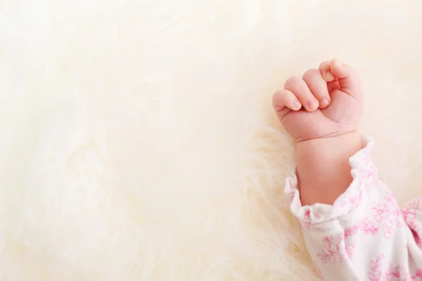 Baby meisje de hand op haar deken — Stockfoto