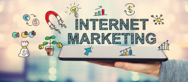 Bir tablet tutan adamla Internet pazarlama kavramı 