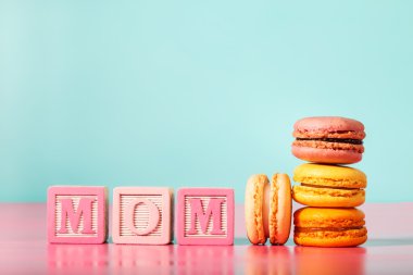 Anne ahşap bloklar ile renkli macarons