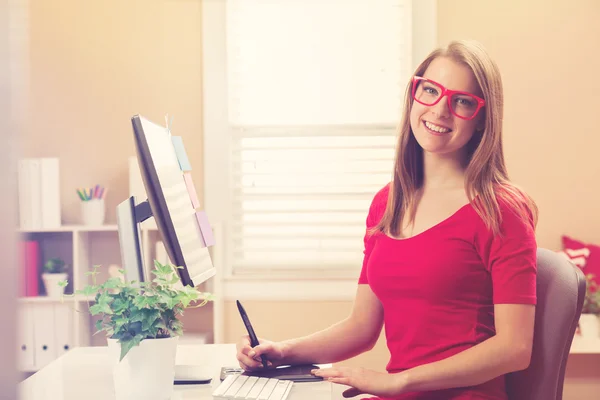 Vrouw die werkt met een tablet-pen in haar kantoor aan huis — Stockfoto