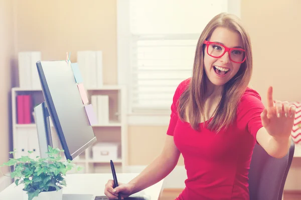 Wanita yang bekerja dengan tablet pena di kantor rumahnya — Stok Foto
