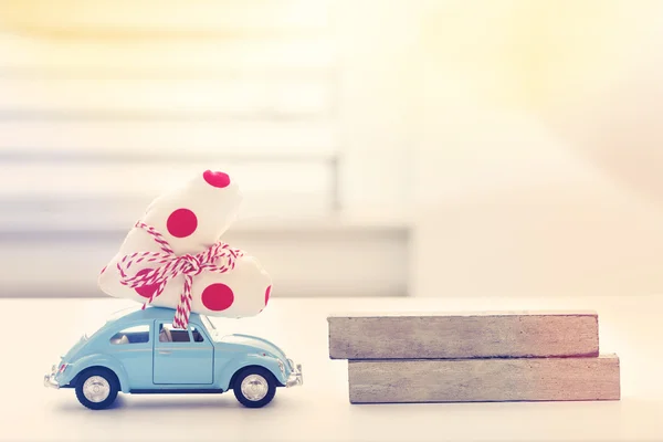 Coche miniatura con cojín para el corazón — Foto de Stock